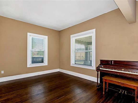 5th image of 616 W Lexington Ave