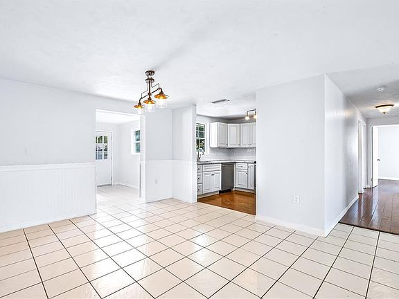 3rd image of 7319 Cass Cir