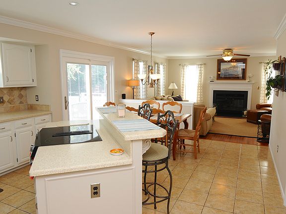 OPEN FLOOR PLAN