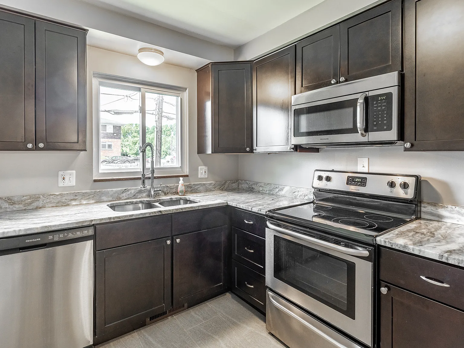 1909 Gardenia — Photo 4