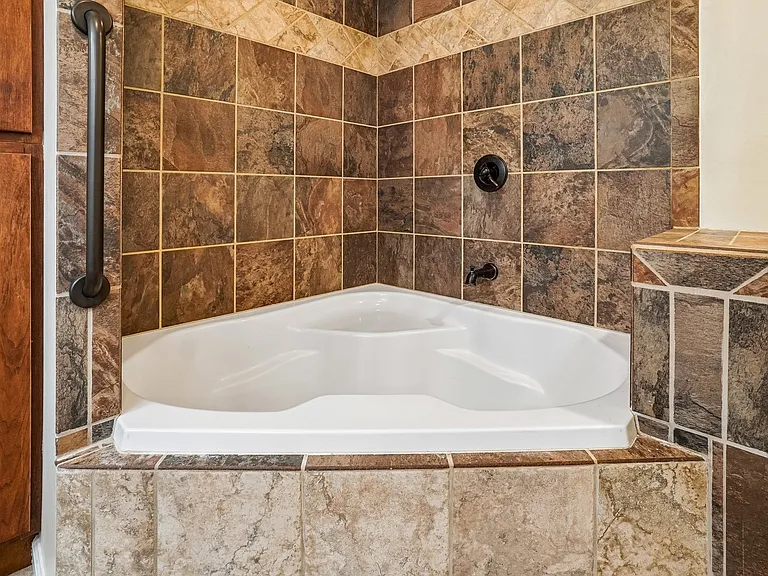166 Mount Royal Dr — Photo 16