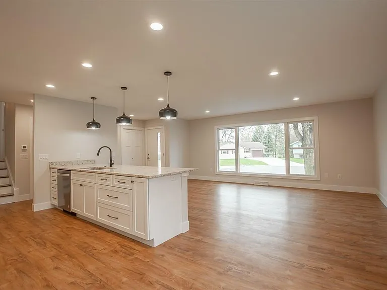 364 E Mac Arthur St — Photo 8