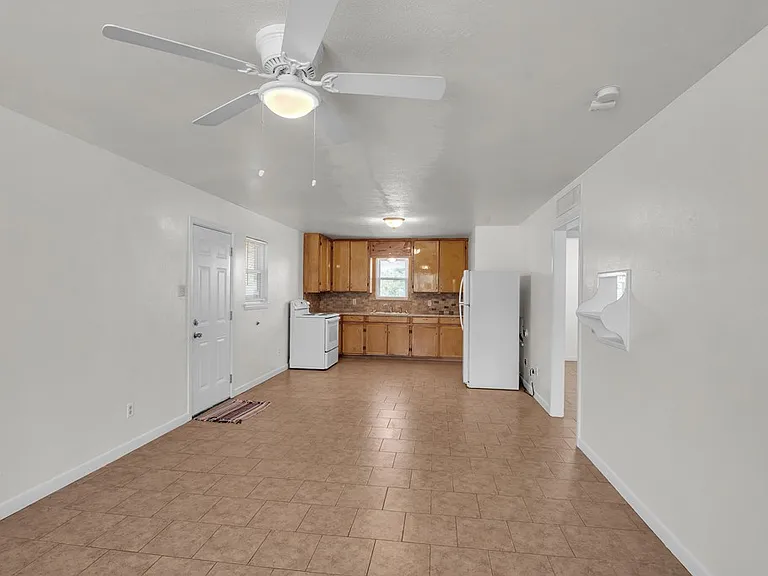 816 W 7th St — Photo 2