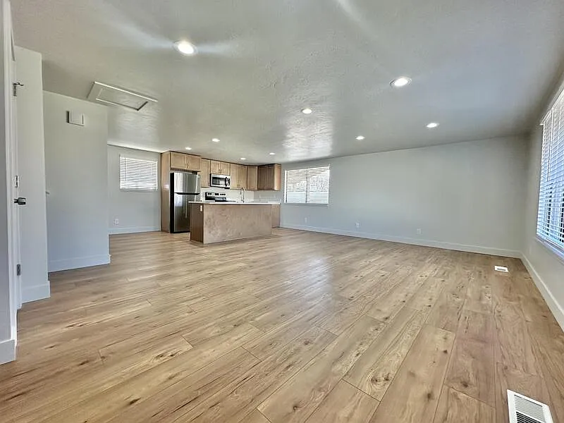 4 bed, 3.5 bath, 1678 sqft, $2,495 — Photo 4