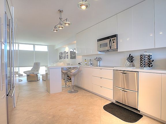 5th image of 122 Lakeshore Dr #8320