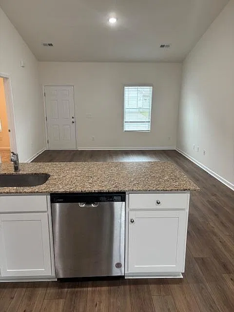 3 bed, 2.0 bath, 1300 sqft, $1,650 — Photo 4