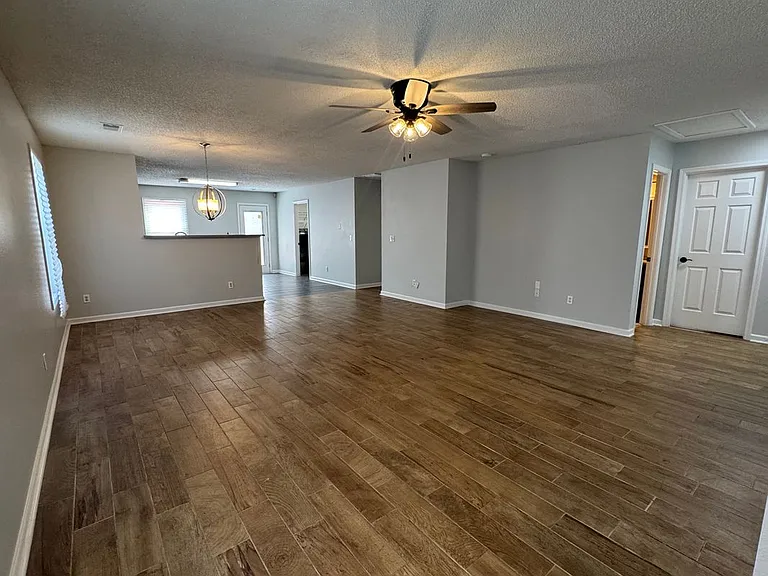 500 Castle Ridge Dr — Photo 4