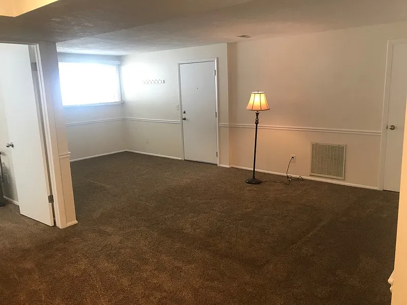 Small Family Owned Property. 2 Bedroom w/Office — Photo 3