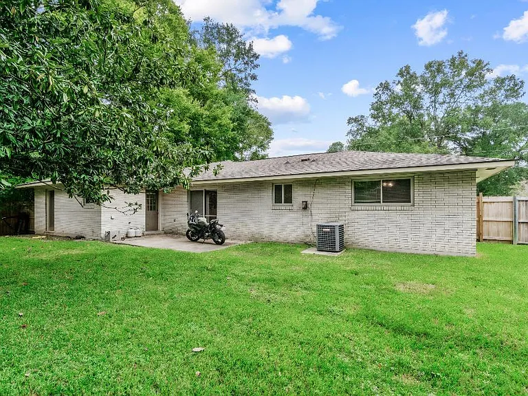 5574 Houston Dr — Photo 17