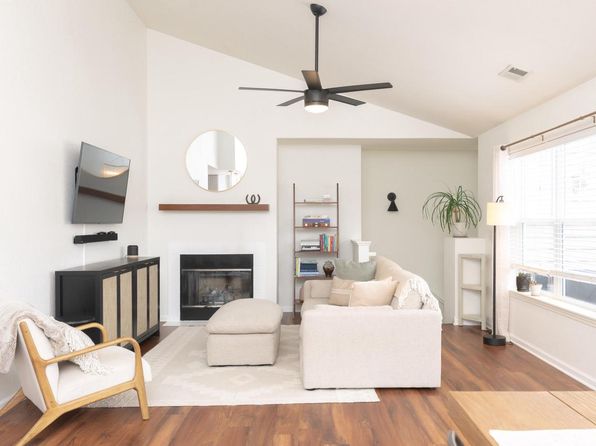 N17W26529 Meadowgrass CIRCLE #D, Pewaukee, WI 53072