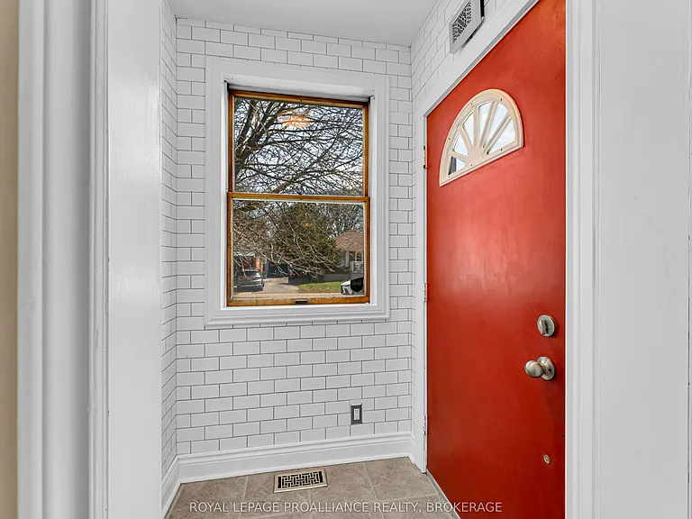 524 College St — Photo 4