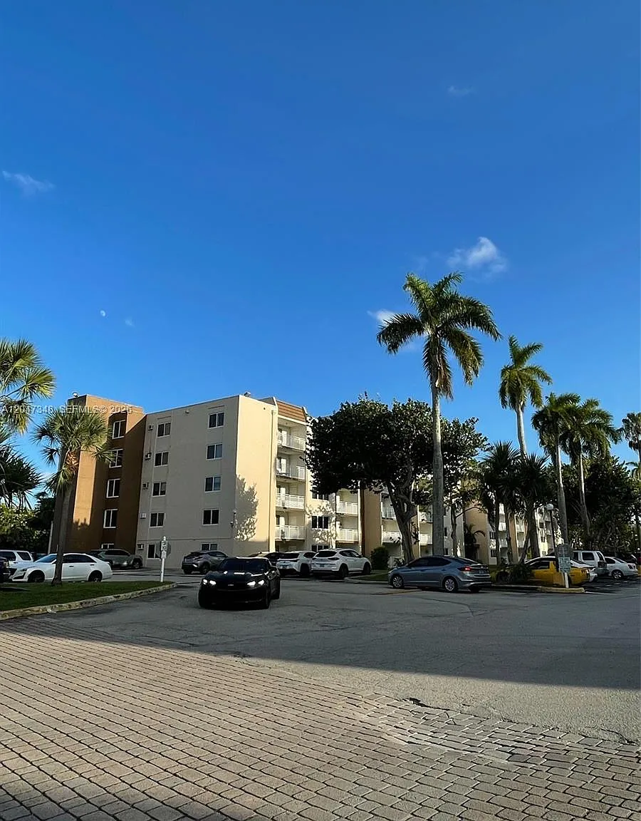Coral Gate East Condo — Photo 1