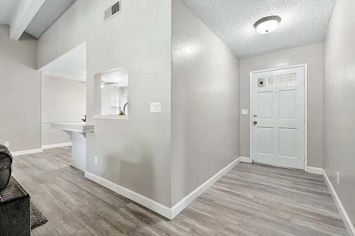 6205 N Barcus Ave — Photo 4
