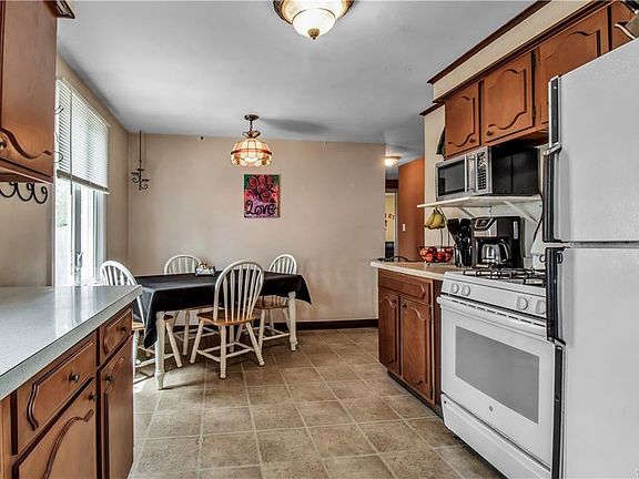 5th image of 381 Cleveland Dr