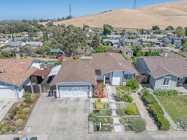 2225 Mount Whitney Dr — Photo 3