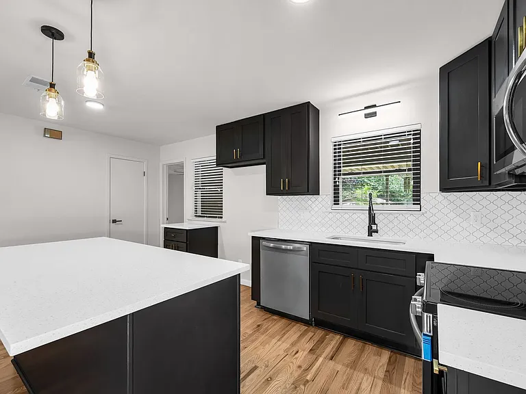 1414 S West Ave — Photo 11