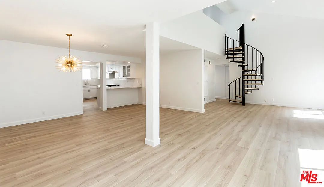 2 bed, 2.0 bath, 2000 sqft, $5,295 — Photo 2
