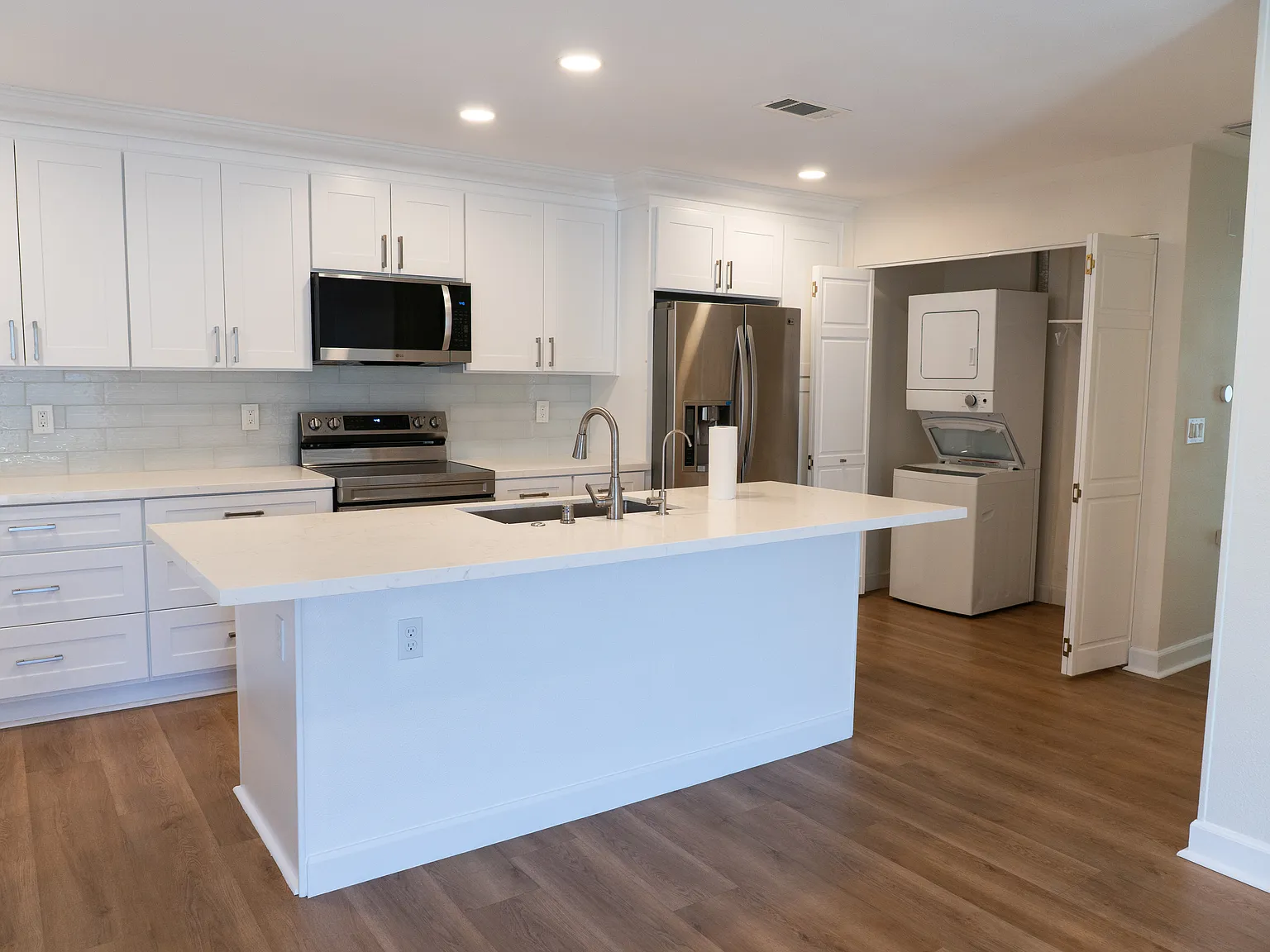2 bed, 1054 sqft, $3,500 — Photo 3