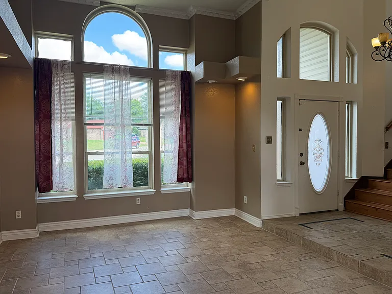 2208 Illinois Dr — Photo 7