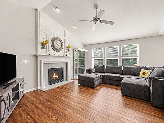 3rd image of 6323 Creekside Cir