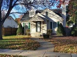 1022 Holmes St, Bettendorf, IA 52722