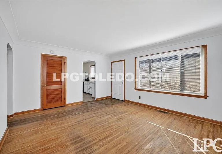 1525 Akron St — Photo 6