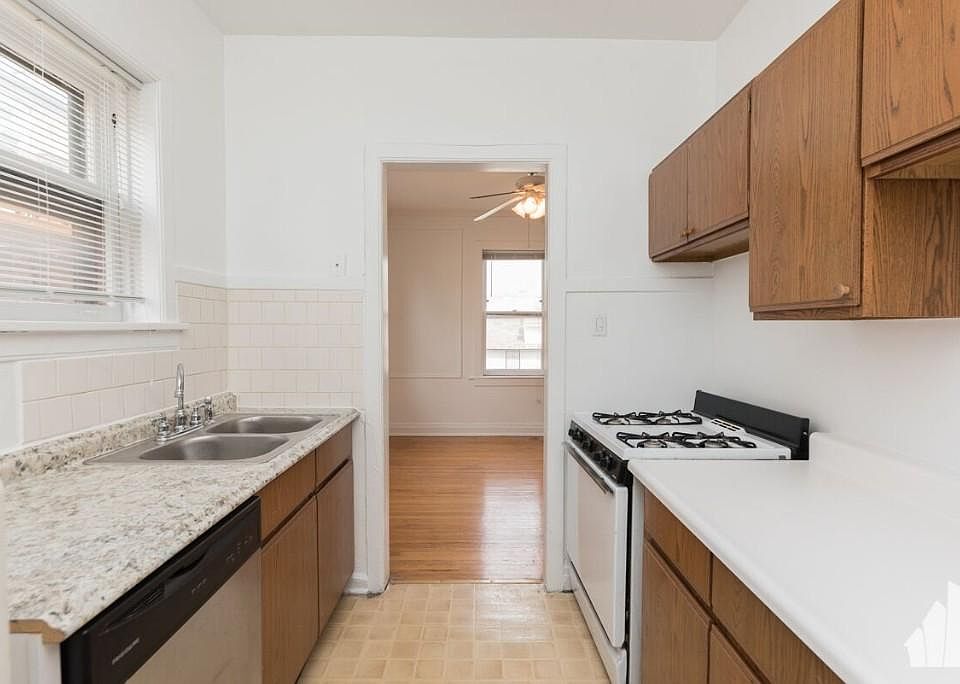 1st image of 740 W Aldine Ave #1W1ST
