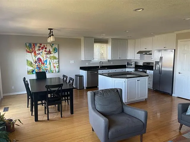 4 bed, 2397 sqft, $8,800 — Photo 4