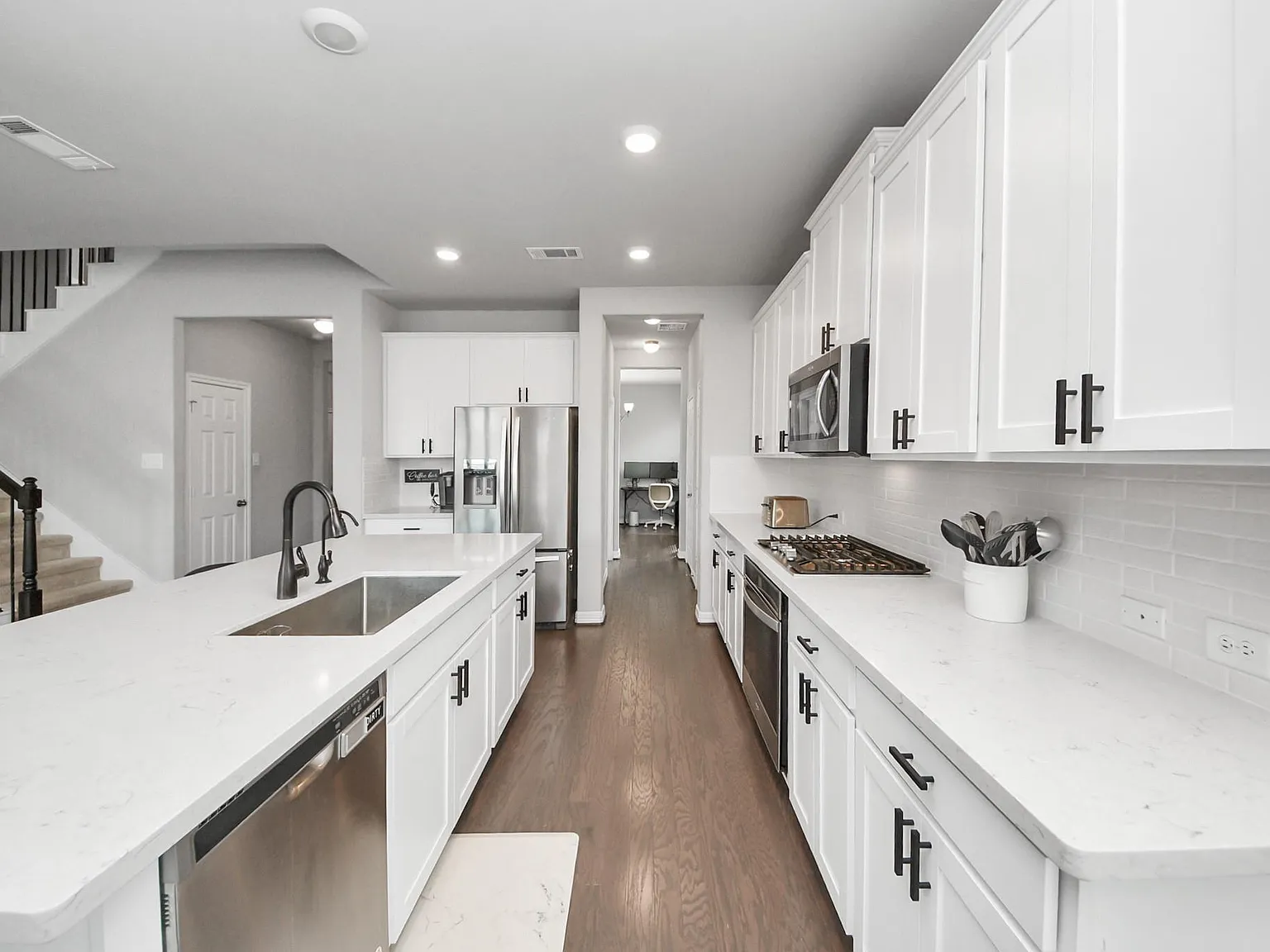 4 bed, 3.5 bath, 2790 sqft, $3,000 — Photo 3