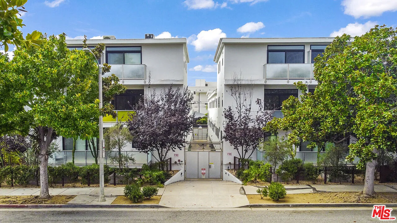 2 bed, 2.0 bath, 1050 sqft, $5,000 — Photo 2