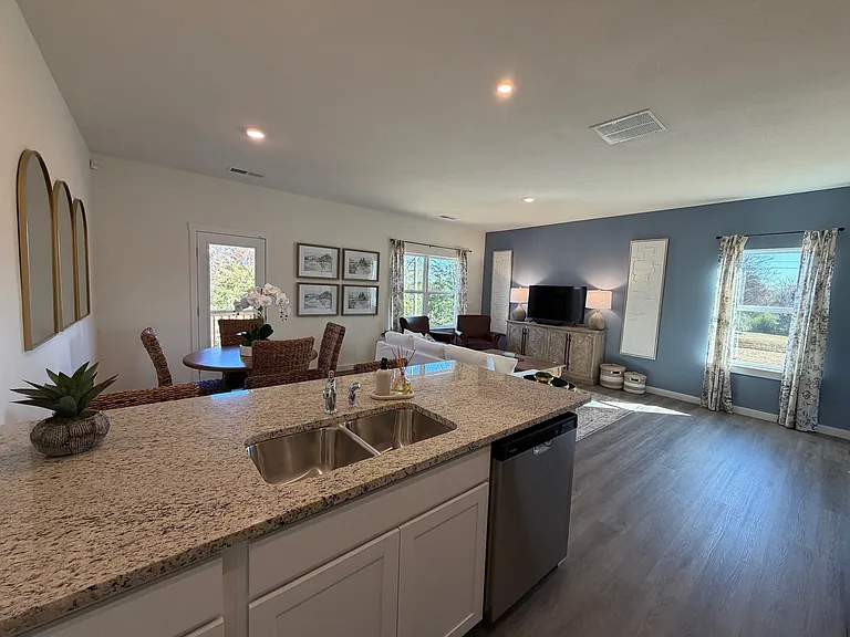 4053 Belcourt Dr NE — Photo 8