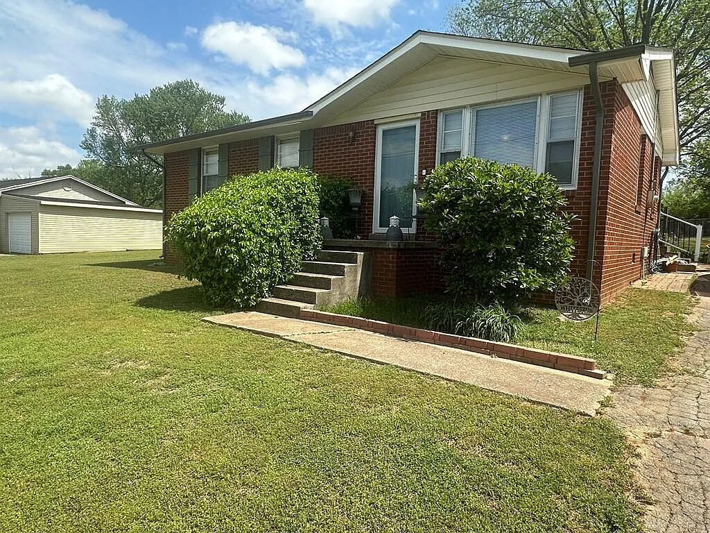 4 bed, 2.0 bath, 1108 sqft, $1,300 — Photo 4
