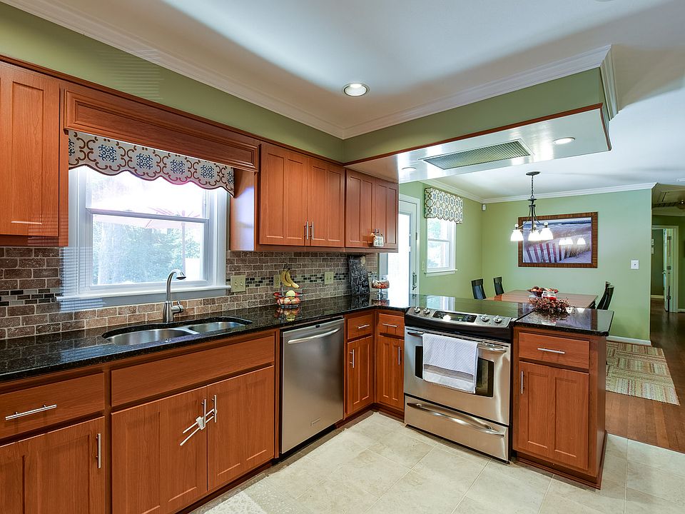 1st image of 670 Inglis Dr SE