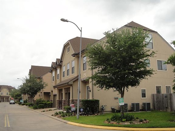 2nd image of 11602 Royal Oaks Xing
