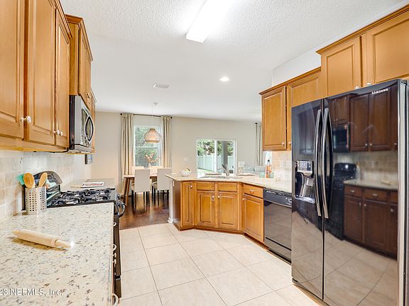 4th image of 133 HOWLAND Drive