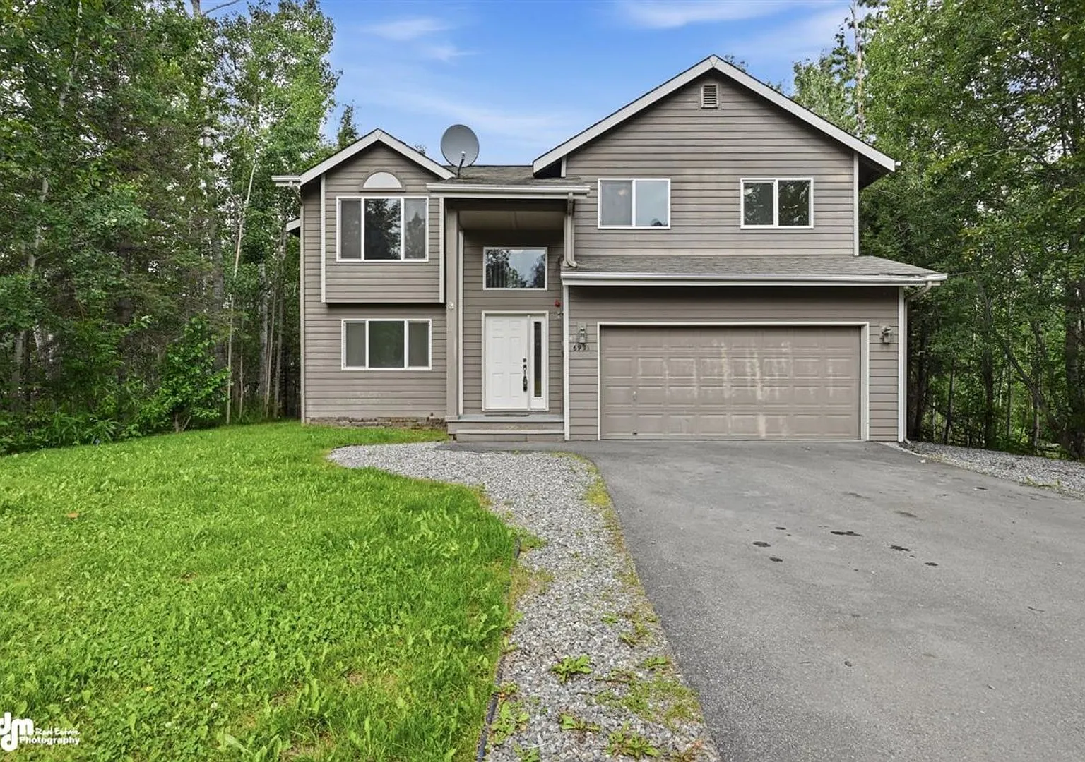 Beautiful 5 bed 3 bath 2 car heated garage home! — Photo 2