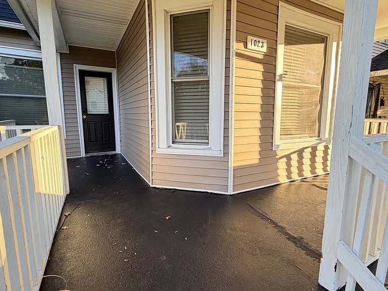 1023 Sigsbee St SE — Photo 2
