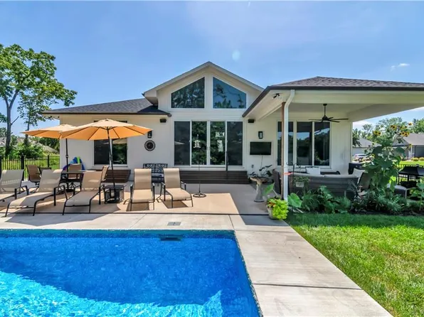 21 Bison Falls Cir, Lake Winnebago, MO 64034