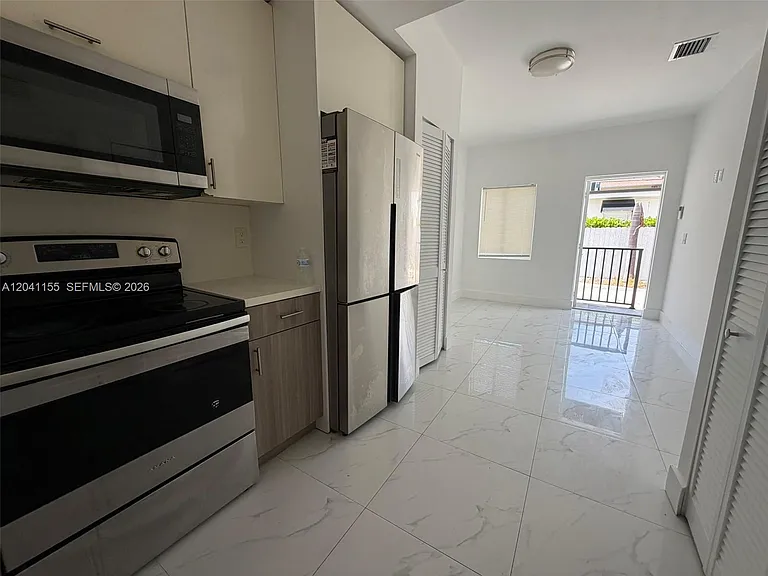 111 SW 11th Ave #5 — Photo 8