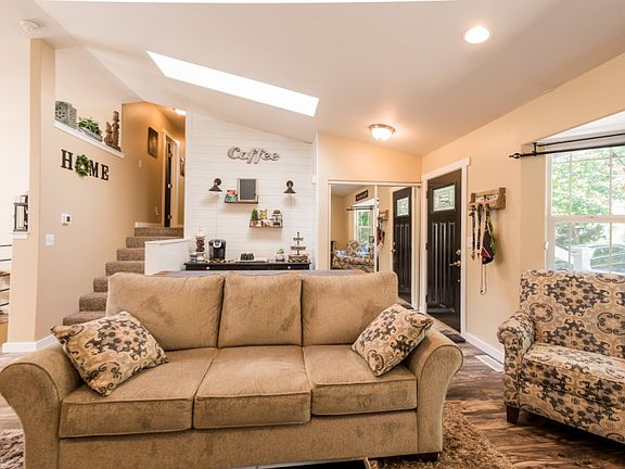 4th image of 7 Horseshoe Cir