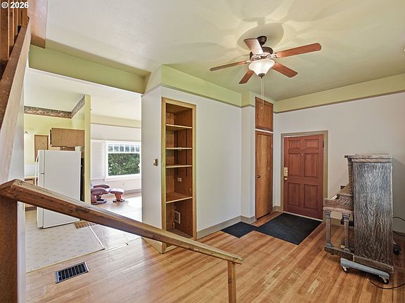 4th image of 1829 Irving Ave