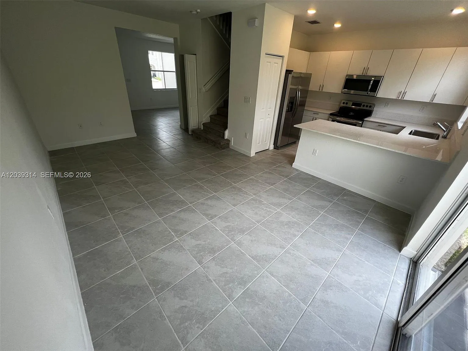 3 bed, 2.5 bath, 2112 sqft, $2,500 — Photo 4