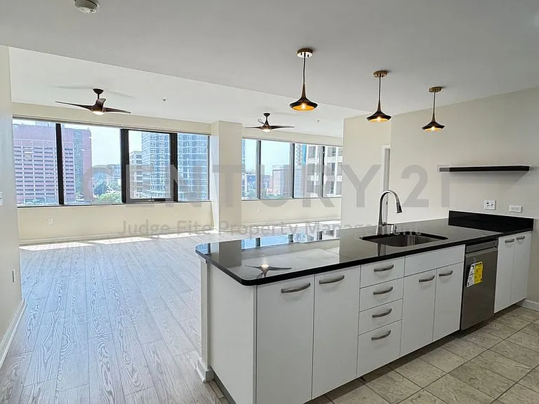 1200 Main St #506 — Photo 2