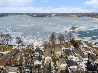 3188 Ponemah Dr, Fenton, MI 48430