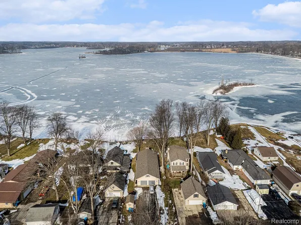 3188 Ponemah Dr, Fenton, MI 48430