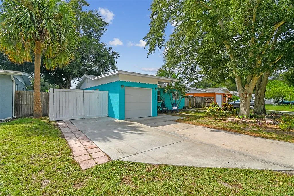 2 bed, 1.0 bath, 908 sqft, $2,350 — Photo 1