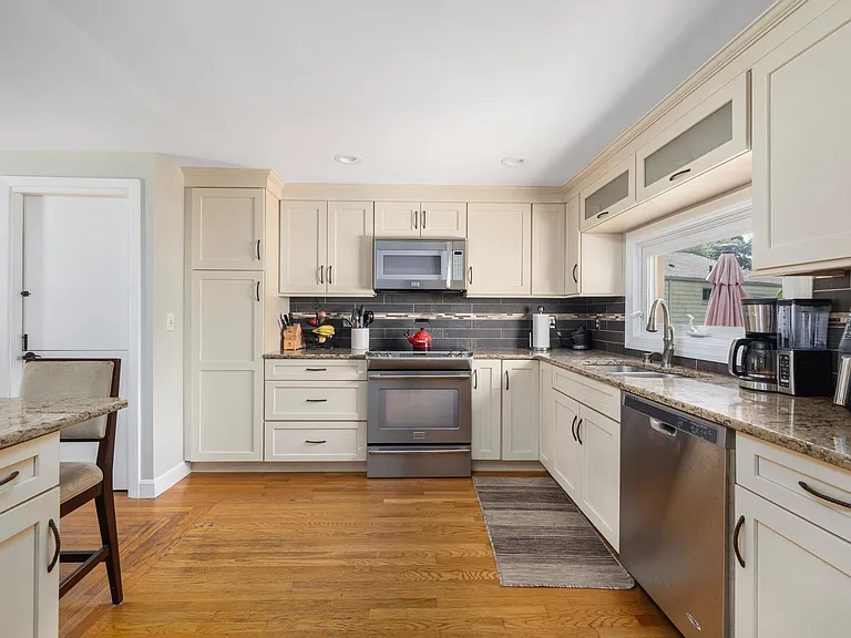 96 Redwood Dr — Photo 10