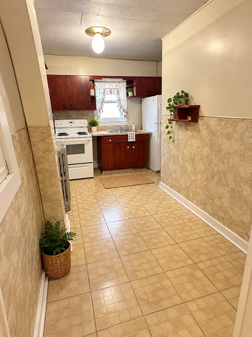 520 W Smithfield St — Photo 3