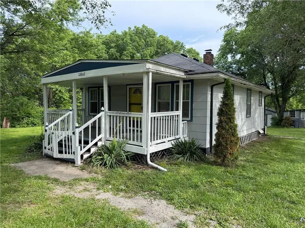 12602 E 37th St N, Sugar Creek, MO 64050