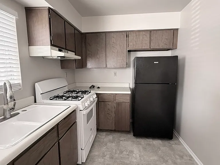 270 W Elmwood Ave #G — Photo 3